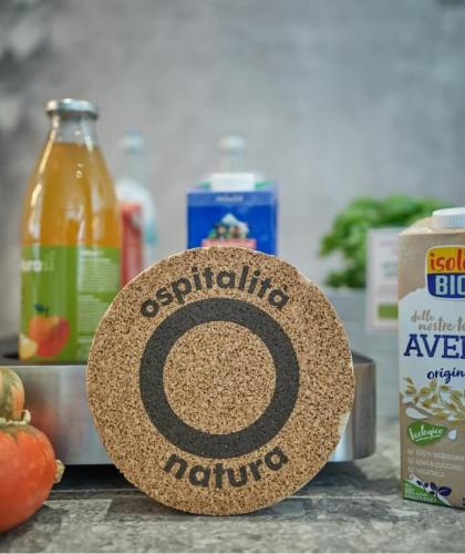 Prodotti naturali e biologici su sfondo accogliente e rustico.
