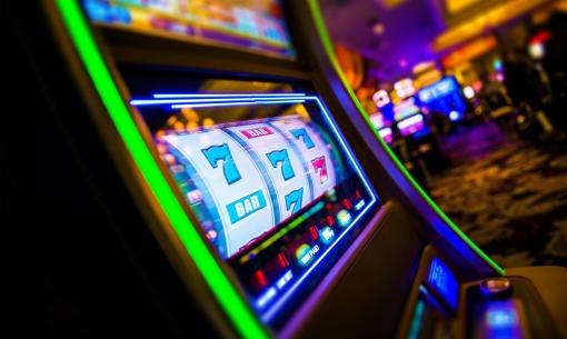 Macchina da gioco con luci colorate in un casinò.