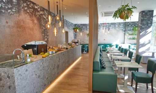 Moderno ristorante con arredi eleganti e illuminazione calda.