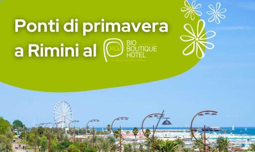 Vista primaverile di Rimini con hotel eco-friendly e mare.